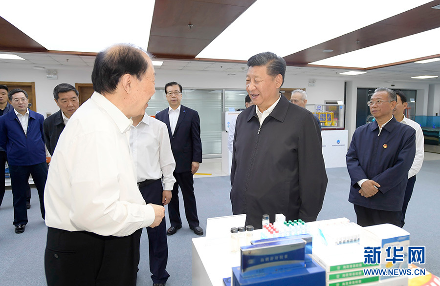 　　6月12日，中共中央总书记、国家主席、中央军委主席习近平在山东青岛考察。这是习近平在青岛海洋科学与技术试点国家实验室，听取中国工程院院士管华诗关于海洋药物研发情况的介绍。新华社记者 李学仁 摄